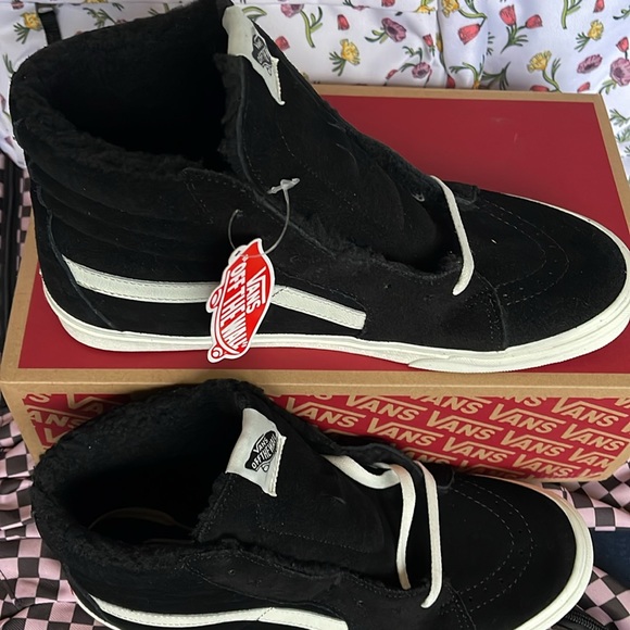 Vans Men’s Sk8-Hi
Cozy Hug Black
VN0A7Q5NBLK
Sneakers - Picture 3 of 16
